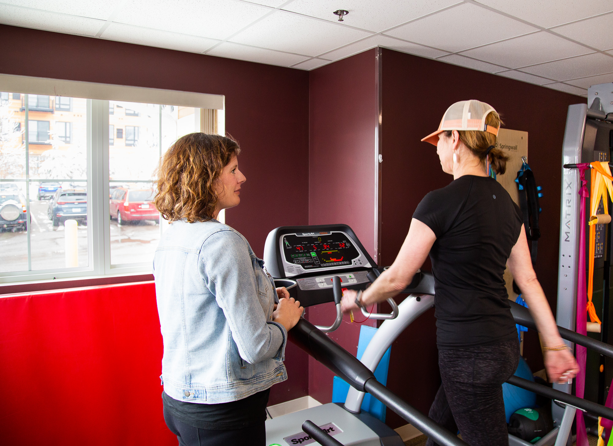 patient running on treadmill with St. Luke's physical therapist 