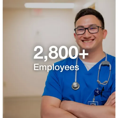 St. Luke's employee with text overlay that says "2800+ employees."